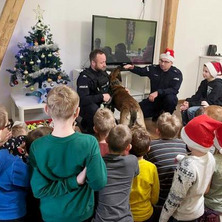 Radość dzieci na spotkaniu z policjantami. 